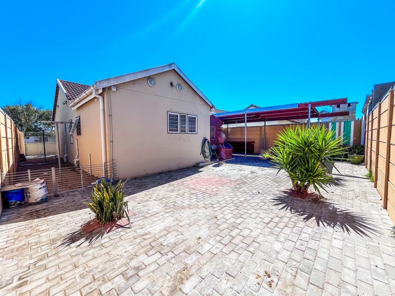 3 Bedroom Property for Sale in Pelikan Park Western Cape